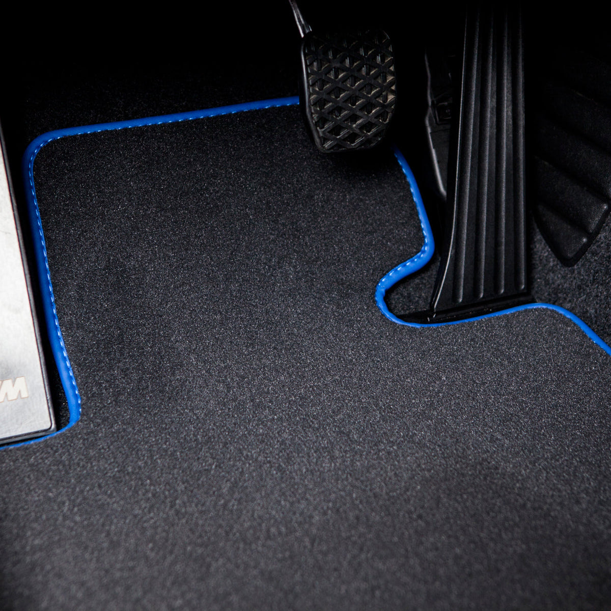 BMW i8 Velour Floor Mats – 2014-2020 – I12 & I15 – Blue Edging