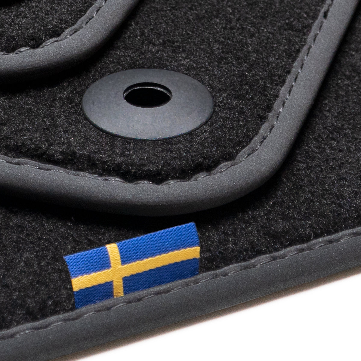 Dywaniki welurowe do Volvo S60 & V60 2010-2018 – bez wersji Inscription – Metka z flagą