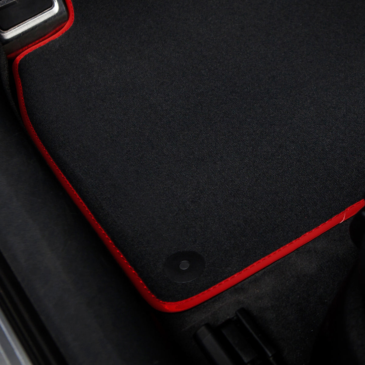 Audi Q7 & Q8 Velour Floor Mats 2015-2026 – 4M – Red Edging