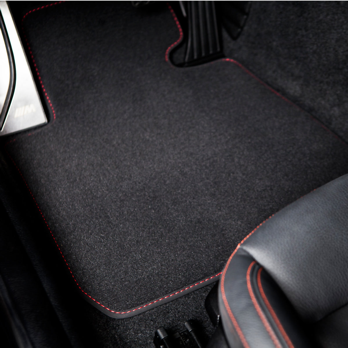 Dywaniki welurowe do BMW X5 – 2013-2018 – F15 – Czerwone przeszycia