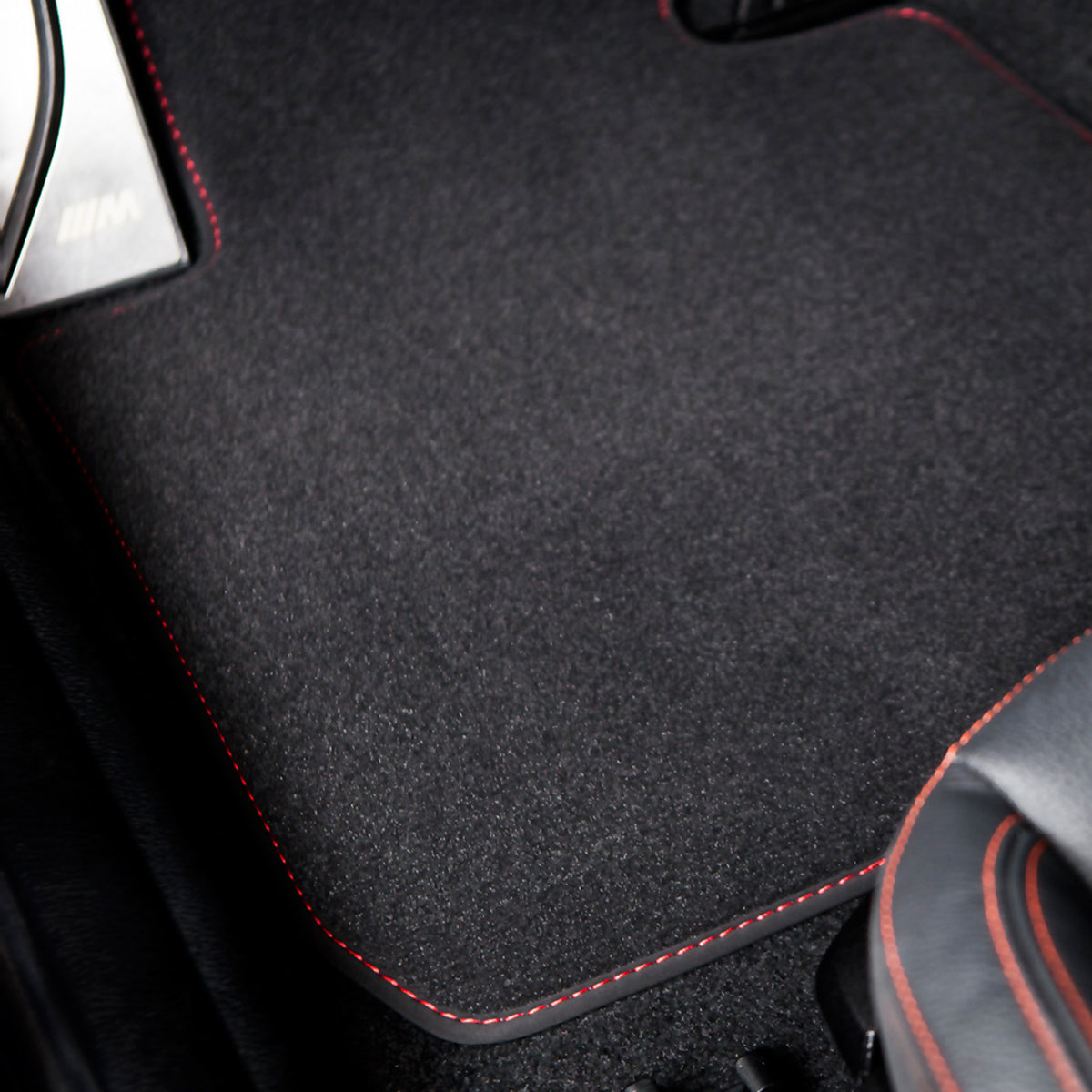 Dywaniki welurowe do BMW X5 – 2013-2018 – F15 – Czerwone przeszycia