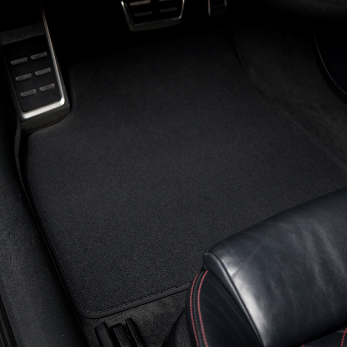 Dywaniki welurowe do Suzuki Liana 2001-2004 – Czarne