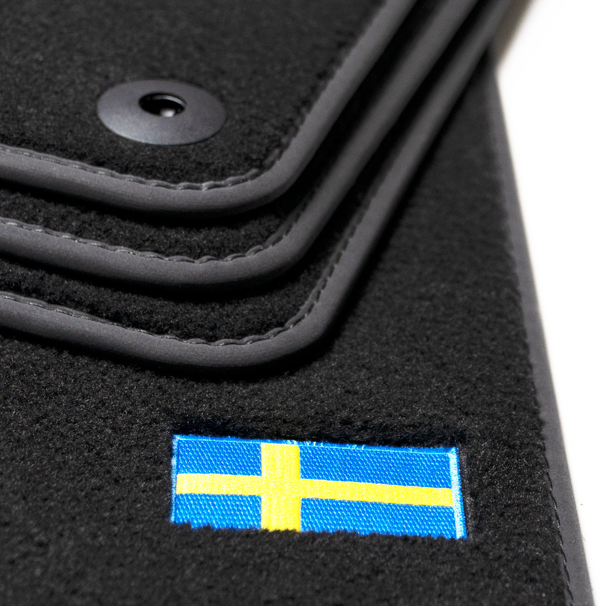 Dywaniki welurowe do Volvo C70 2006-2013 – Logo z flagą
