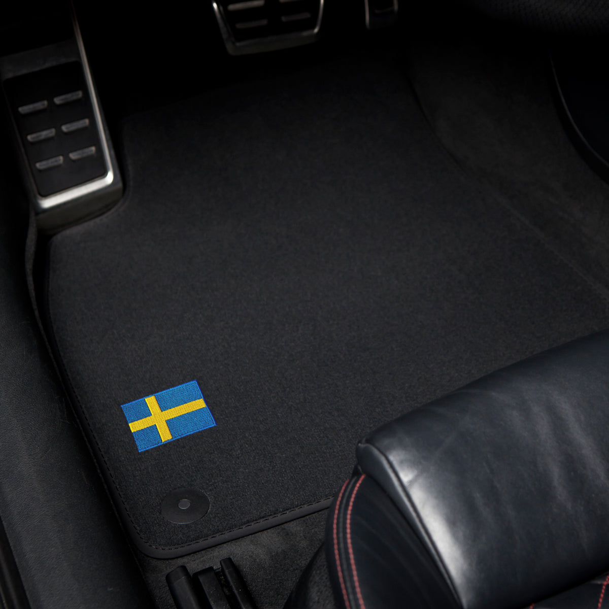 Dywaniki welurowe do Volvo XC40 elektryczny 2020-2026 – Mocowania w dywaniku kierowcy i pasażera – Logo z flagą