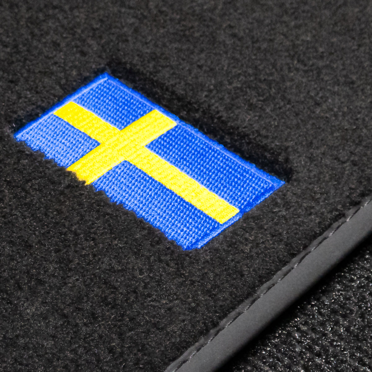 Dywaniki welurowe do Volvo XC40 elektryczny 2020-2026 – Mocowania w dywaniku kierowcy i pasażera – Logo z flagą