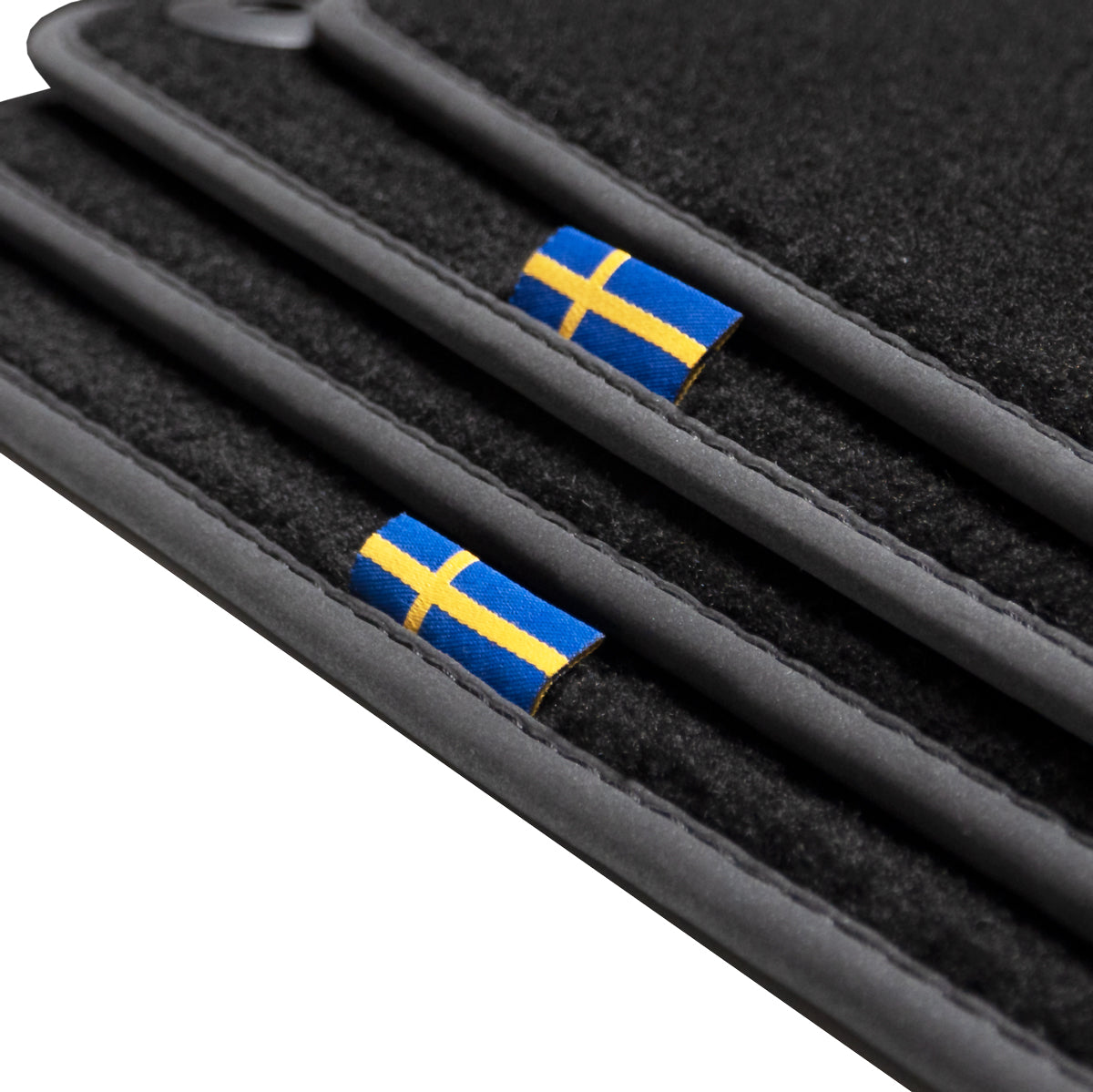 Dywaniki welurowe do Volvo XC40 elektryczny 2023-2026 – Mocowania tylko w dywaniku kierowcy – Metka z flagą